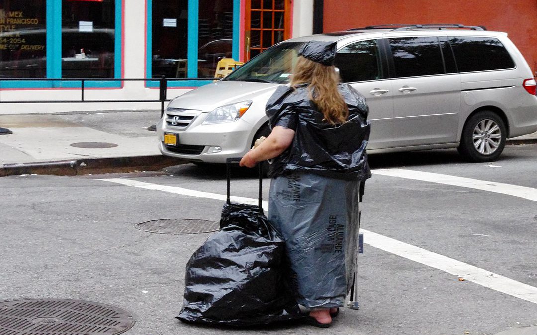 Una bolsa de basura y un gorro de ducha...